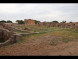 04149 ostia - regio i - insula viii - horrea (i,viii,2) - blick ri suedosten - mitte -  kapitol - 09-2023.jpg